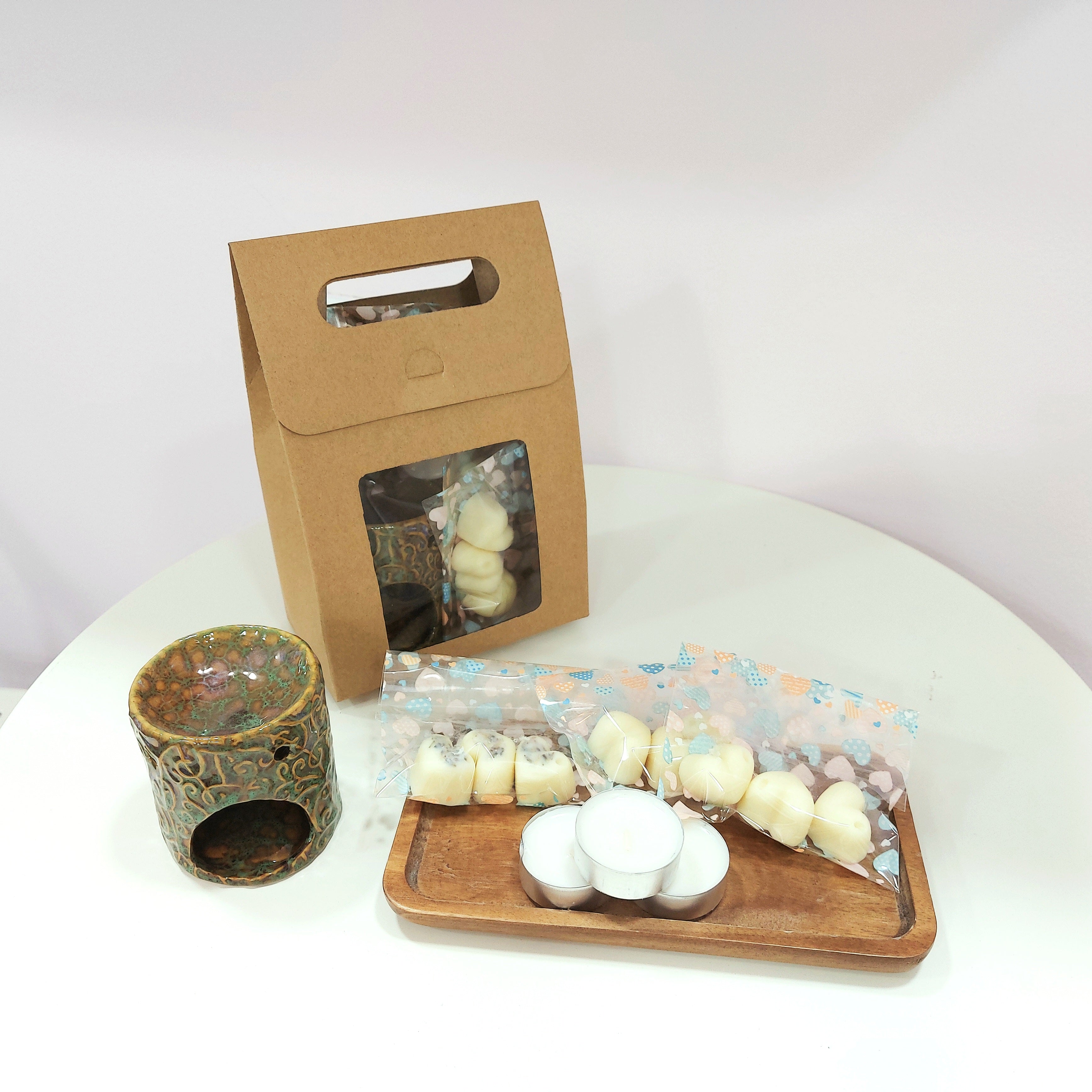 Melts my Heart gift set. Essential oil burner, 9 pieces of natural soy wax and bee wax melts, 3 different scents, 3 tealight candles. Monarchess Natural Luxuries skin care products. Monarchess, Amman, Irbid, Jordan